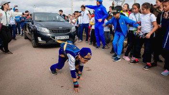 Фотография к новости:  Шестилетний мальчик протащил легковой автомобиль в Акмолинской области