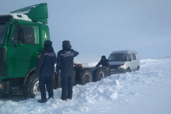 Фотография к новости: 65 авто извлекли из снежного заноса спасатели в ЗКО