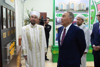 Фотография к новости: Глава государства посетил новое здание ДУМК 