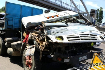 Фотография к новости: КамАЗ врезался в самосвал в Алматы