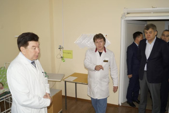 Фотография к новости: Министр здравоохранения навестил пациентов в Акмолинской области