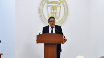 Фотография к новости: Сагадиев призвал учителей и родителей участвовать в разработке закона  о статусе педагога 