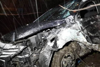 Фотография к новости: ДТП в Алматы: водитель Hyundai снёс фонарный столб, спасатели вытащили его из машины