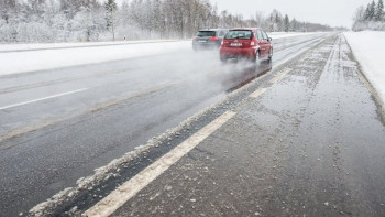 Фотография к новости: В Алматы организована круглосуточная работа коммунальных служб из-за гололёда