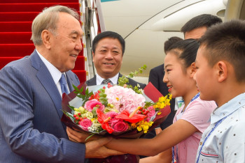 Фотография к новости: Назарбаев прибыл в город Циндао 