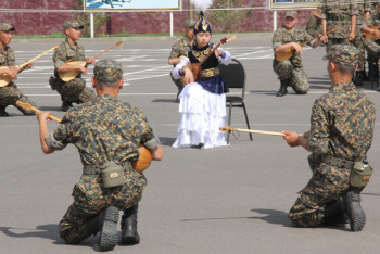 Фотография к новости: Полсотни военнослужащих Нацгвардии сыграли на домбре в Астане