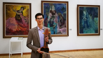 Фотография к новости: Известный кюй на кобызе сыграл американский дипломат 