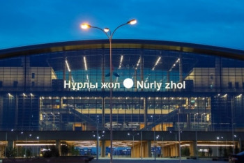 Фотография к новости: Музыканты Нацгвардии сыграли пассажирам вокзала Нурлы жол о романтиках и моряках 