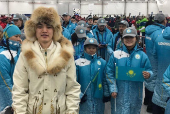 Фотография к новости: В костюме "Золотого человека" вышел знаменосец сборной РК на парад Олимпиады-2018 