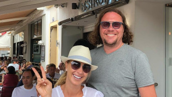 Фотография к новости: Похожий на Кожамжарова мужчина попал на чужое фото в ресторане в Каннах  