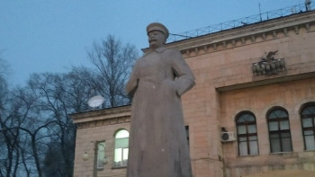 Фотография к новости: Бутафорский памятник Сталину установили в Алматы