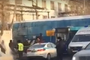 Фотография к новости: Пассажирский автобус столкнулся с тепловозом в Караганде 