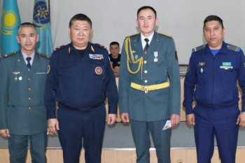 Фотография к новости: Спасшего пятерых детей из пожара военнослужащего РК наградили медалью 