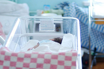 Фотография к новости: Найденному в Павлодаре в мусорном баке малышу дали фамилию