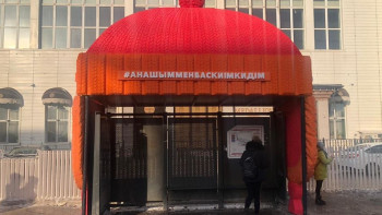 Фотография к новости: Новая остановка с шапкой-ушанкой появилась в Астане