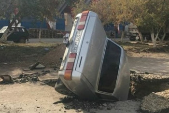 Фотография к новости: Водитель провалившейся в яму "Волги" намерен судиться с акиматом Актобе