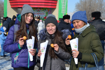 Фотография к новости: Тонной баурсаков накормили актюбинцев в честь "Көрісу күні"