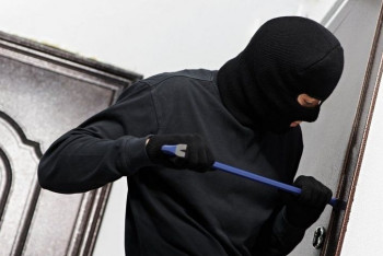 Фотография к новости: Бдительные соседи задержали квартирного вора в Усть-Каменогорске 