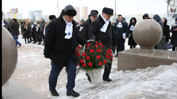 Фотография к новости: Представители АНК возложили цветы к монументу "Қазақ еліне мың алғыс!" 