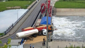 Фотография к новости: На плотине Петропавловска столкнулись гружённые большегрузы