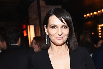 Фотография к новости: Жюльет Бинош прочтет стихотворение казахского поэта Касыма Аманжолова