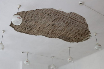 Фотография к новости: В сельской школе Карагандинской области на учеников обвалился потолок