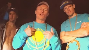 Фотография к новости: Александр Винокуров и гонщики "Астаны" попробовали себя в роли рэперов