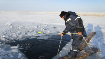 Фотография к новости: Машина провалилась под лёд в Бухтарминском водохранилище: погиб ребёнок
