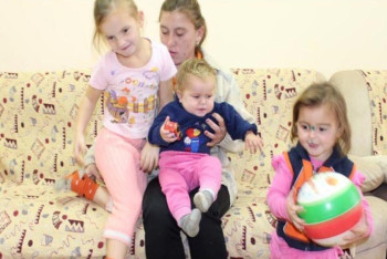 Фотография к новости: Проживавших в лесной палатке сестёр удочерили в ЗКО