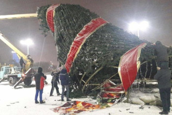 Фотография к новости: Искусственную елку повалил ветер в парке Актобе