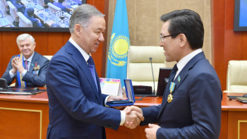 Фотография к новости: Нигматулин наградил мажилисменов ко Дню Независимости