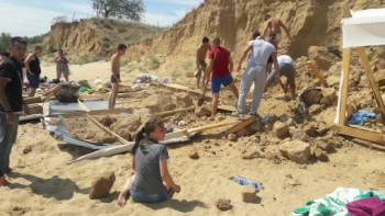 Фотография к новости: Два ребенка пострадали при обвале грунта на пляже в Актобе 