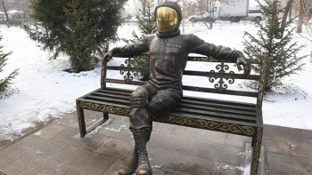 Фотография к новости: Памятник Гагарину появился на одной из скамеек в Алматы 