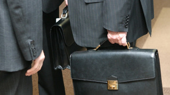 Фотография к новости: Зарплаты госслужащих в городах и регионах уравняли по новой системе оплаты труда 