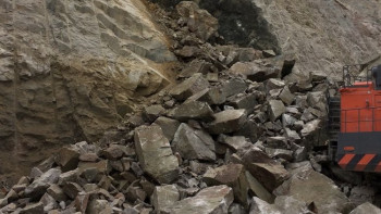 Фотография к новости: Кусок скалы обрушился на экскаватор: 12 часов спасатели пытаются извлечь машиниста