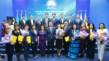 Фотография к новости: Маулен Ашимбаев вручил партийные билеты "Нұр Отана" 20 активным казахстанцам