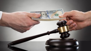 Фотография к новости:  Судью при получении взятки в 10 тысяч долларов задержали в Алматы