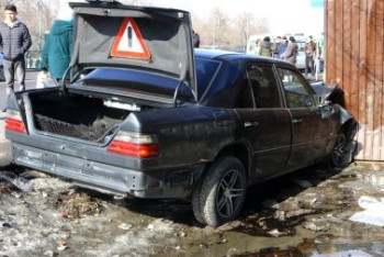 Фотография к новости: Mercedes заехал на остановку и сбил пешеходов в Алматы