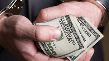 Фотография к новости:  Офицера ДГД задержали за взятку в 1,5 млн тенге