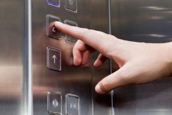 Фотография к новости: После смерти актюбинки в лифте, в Казахстане решили изменить законодательство