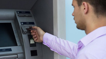 Фотография к новости: К осени казахстанцы сняли с платёжных карт более восьми трлн тенге