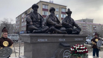 Фотография к новости: Бронзовый памятник трем знаменитым биям открыли в Атырау