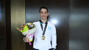 Фотография к новости: Казахстанским гимнастам вручили дополнительные премии за награды на Азиаде-2018