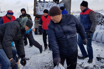 Фотография к новости: Волонтеры в Карагандинской области раздают малоимущим семьям уголь