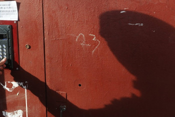 Фотография к новости: Серийного вора железных дверей в ВКО задержали благодаря камерам