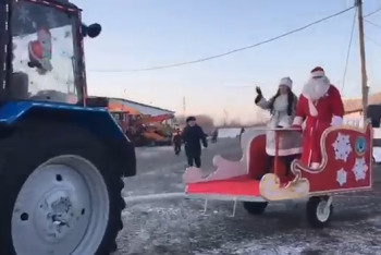 Фотография к новости: Дороги в Караганде помогают чистить Дед Мороз и Снегурочка
