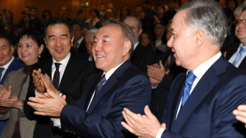 Фотография к новости:  Назарбаев посмотрел новую картину Акана Сатаева