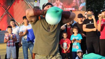 Фотография к новости: Двадцать резиновых грелок взорвал казахстанский гиревик Сергей Цирюльников