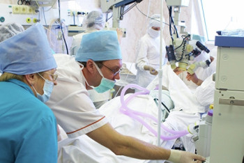 Фотография к новости: Едва не потерявшего зрение из-за матери ребенка прооперировали в Алматы 