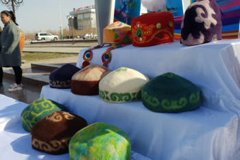 Фотография к новости:  Выставка головных уборов "Taqia party" прошла в Кызылорде